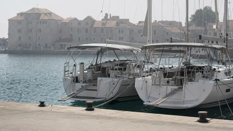 Bug einer Charteryacht in einer Mittelmeer-Marina als Symbolbild für den internationalen Bootsführerschein