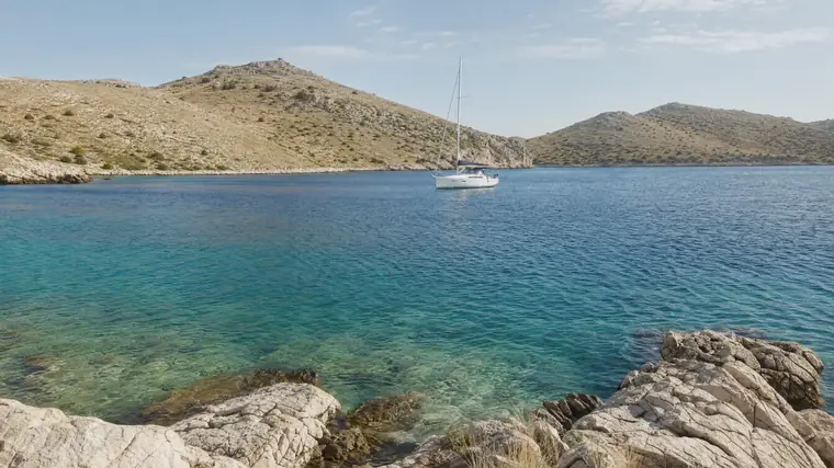 Ankerbucht an der kroatischen Adria mit Segelyacht vor Anker
