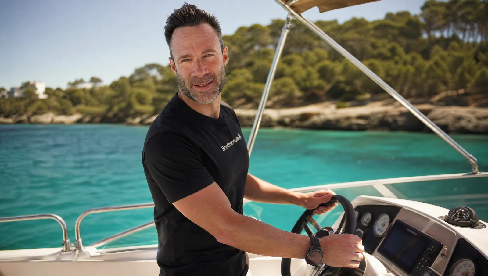 OttoBulletProof auf einem Boot vor Mallorca