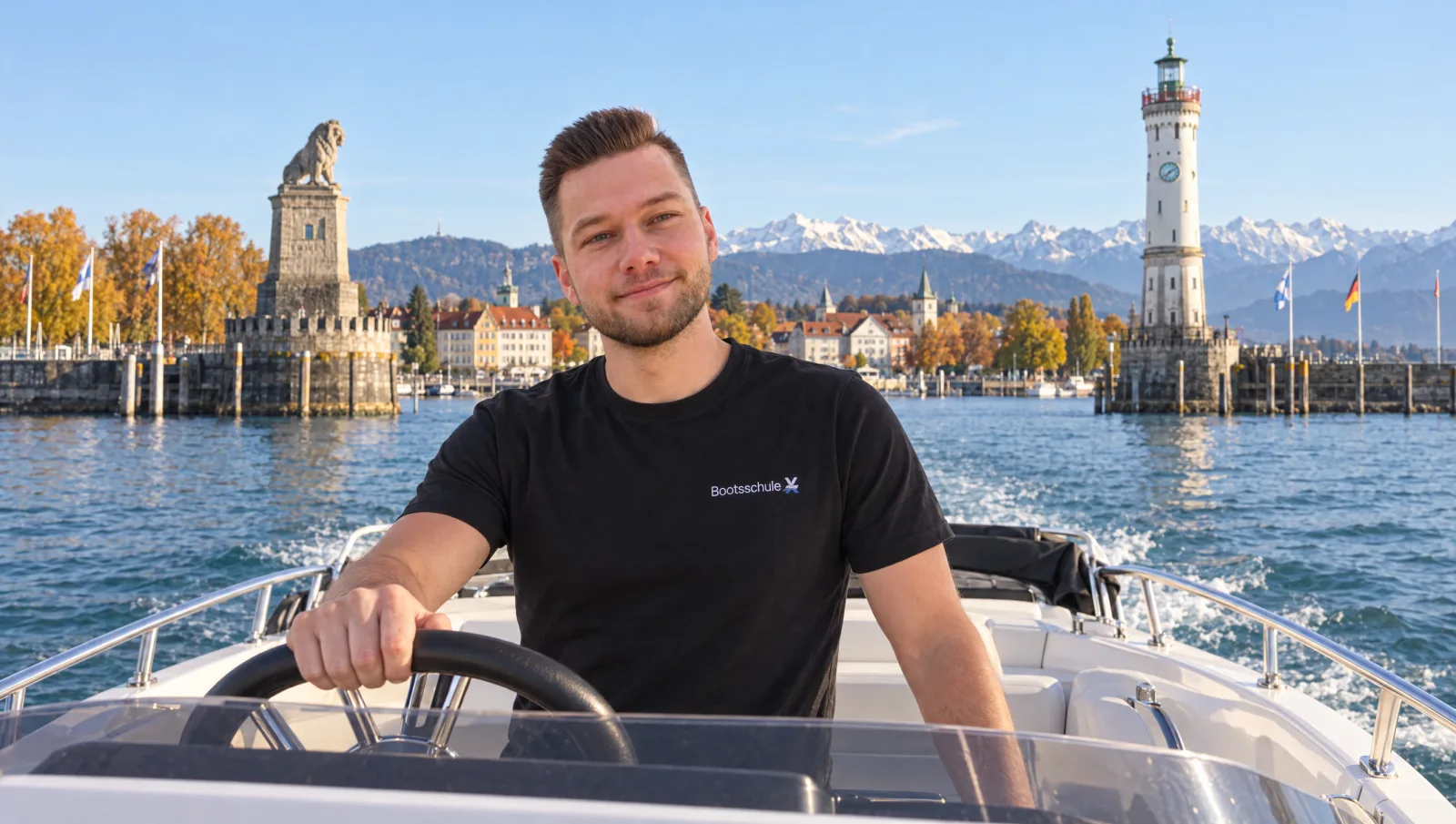 Kevin am Steuer vor der Lindauer Hafeneinfahrt mit Löwe und Leuchtturm