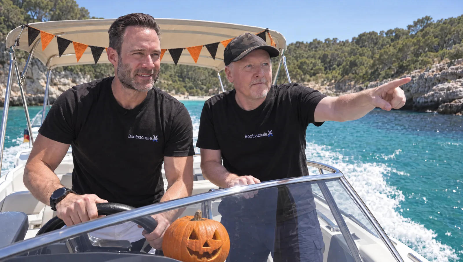 OttoBulletProof und Joey Kelly am Steuer eines Boots mit Halloween-Deko