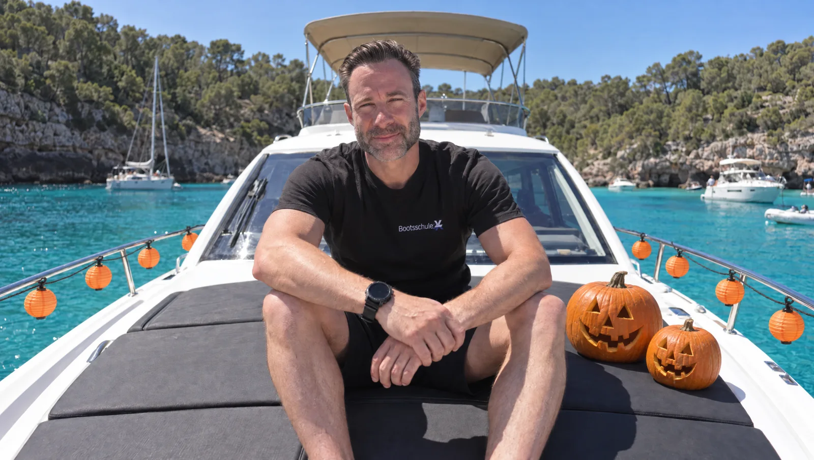 OttoBulletProof mit Halloween-Kürbissen auf dem Bug eines Boots