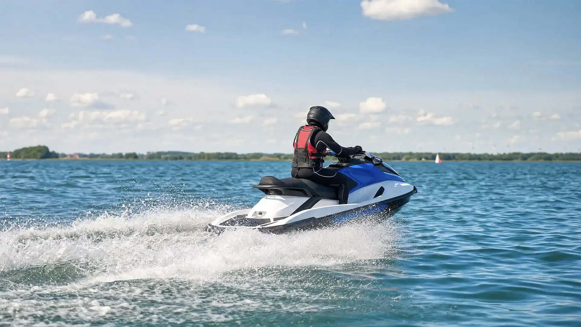 Jetski auf dem Wasser bei Sonnenschein als Symbolbild für den Jetski Führerschein