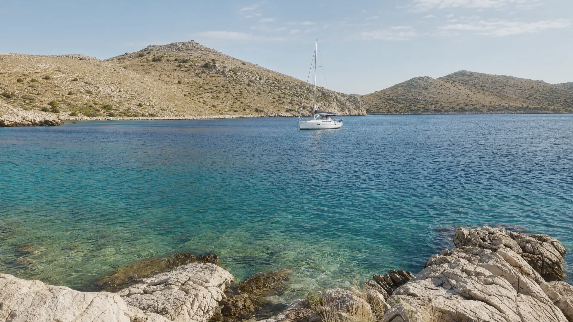 Ankerbucht an der kroatischen Adria mit Segelyacht vor Anker