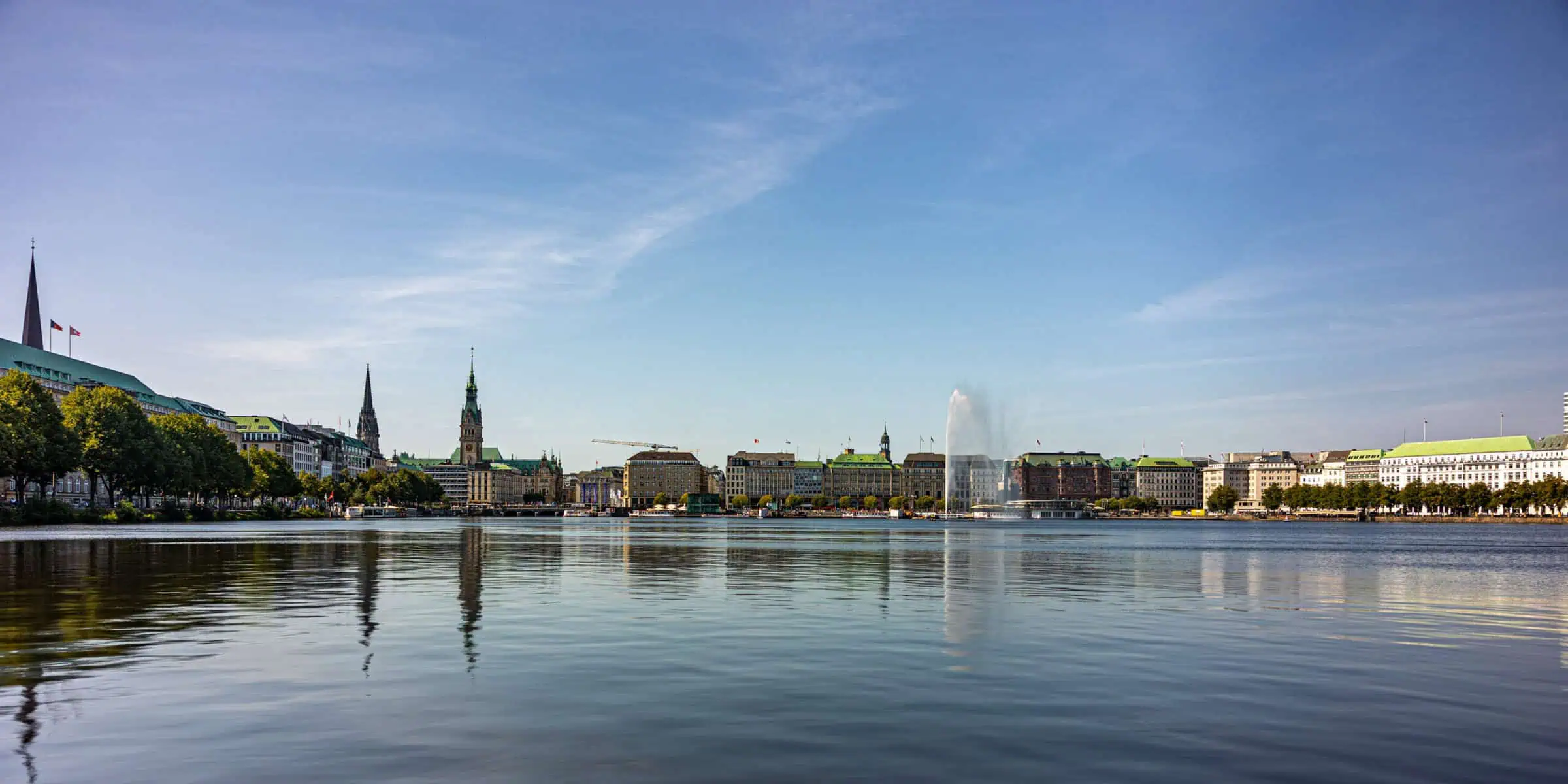 Hamburg Binnenalster als Symbolbild für Bootsführerschein Hamburg