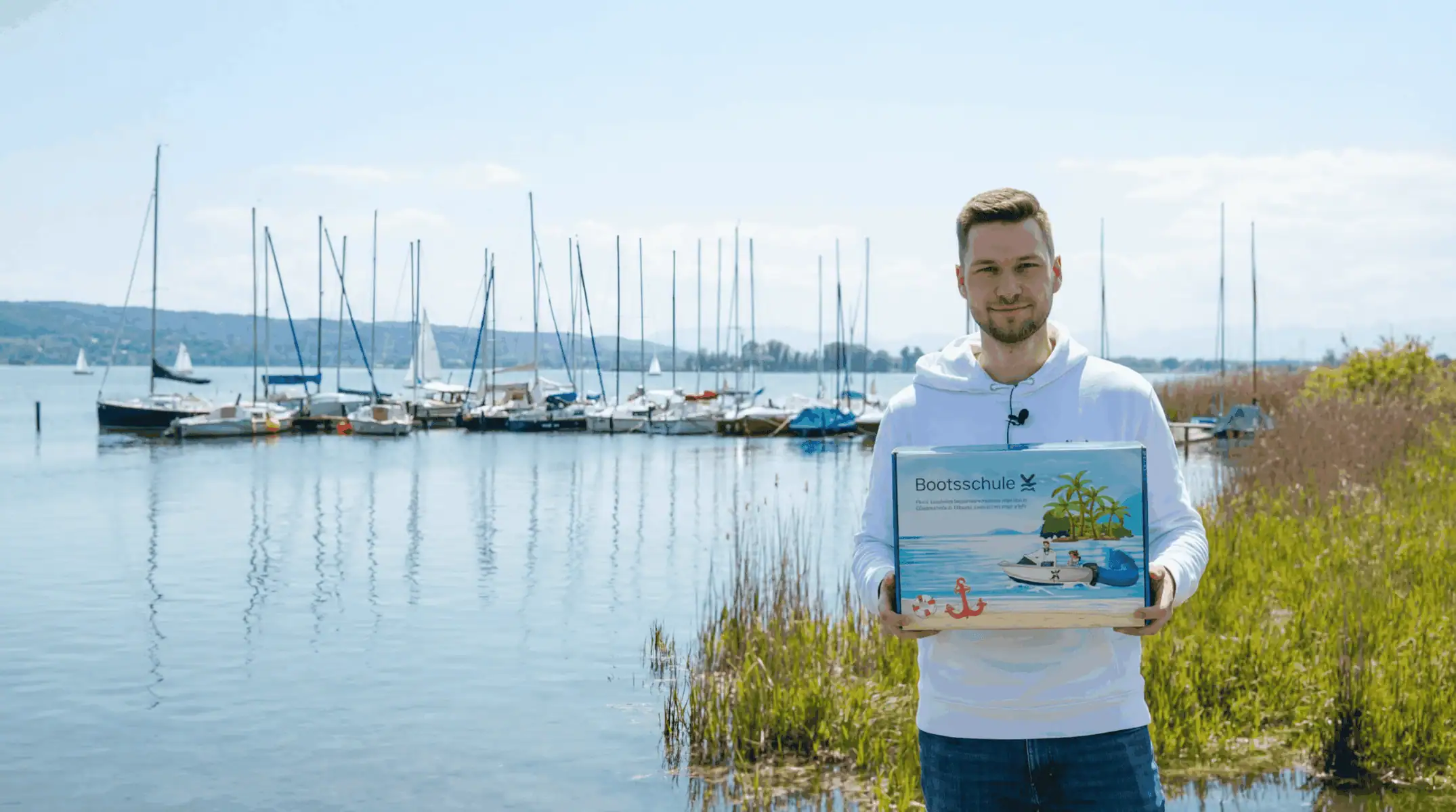 Kevin Albers vor dem Ammersee als Symbolbild für Bootsführerschein München