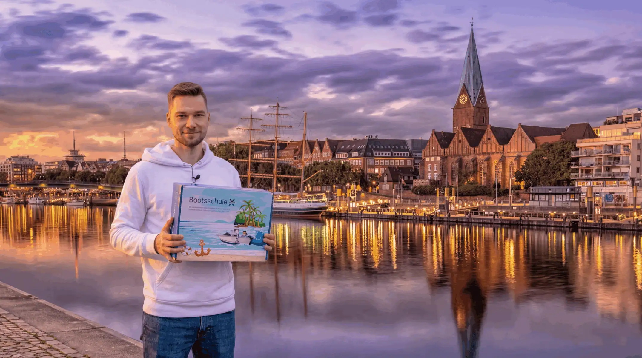 Kevin Albers vor der Elbe in Bremen als Symbolbild für Bootsführerschein Bremen