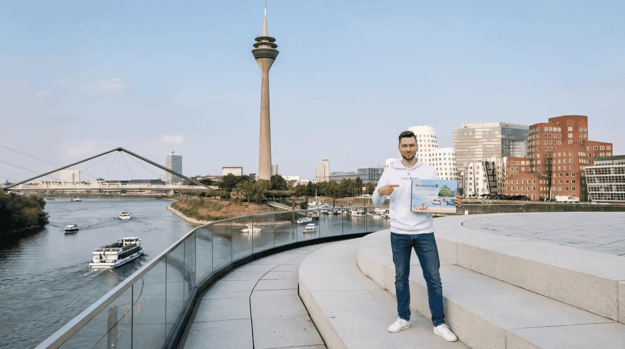 Kevin Albers am Düsseldorfer Hafen als Symbolbild für Bootsführerschein Düsseldorf