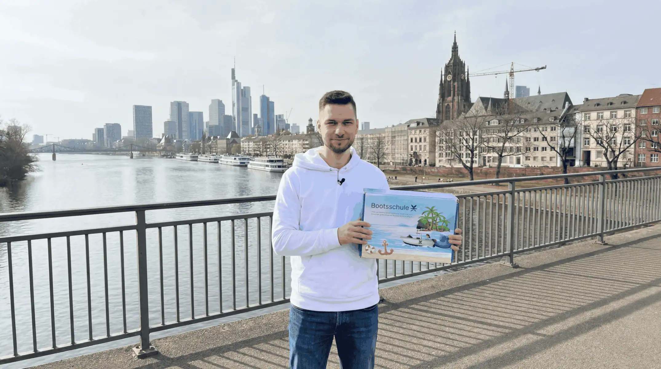 Kevin Albers vor dem Main in Frankfurt als Symbolbild für Bootsführerschein Frankfurt