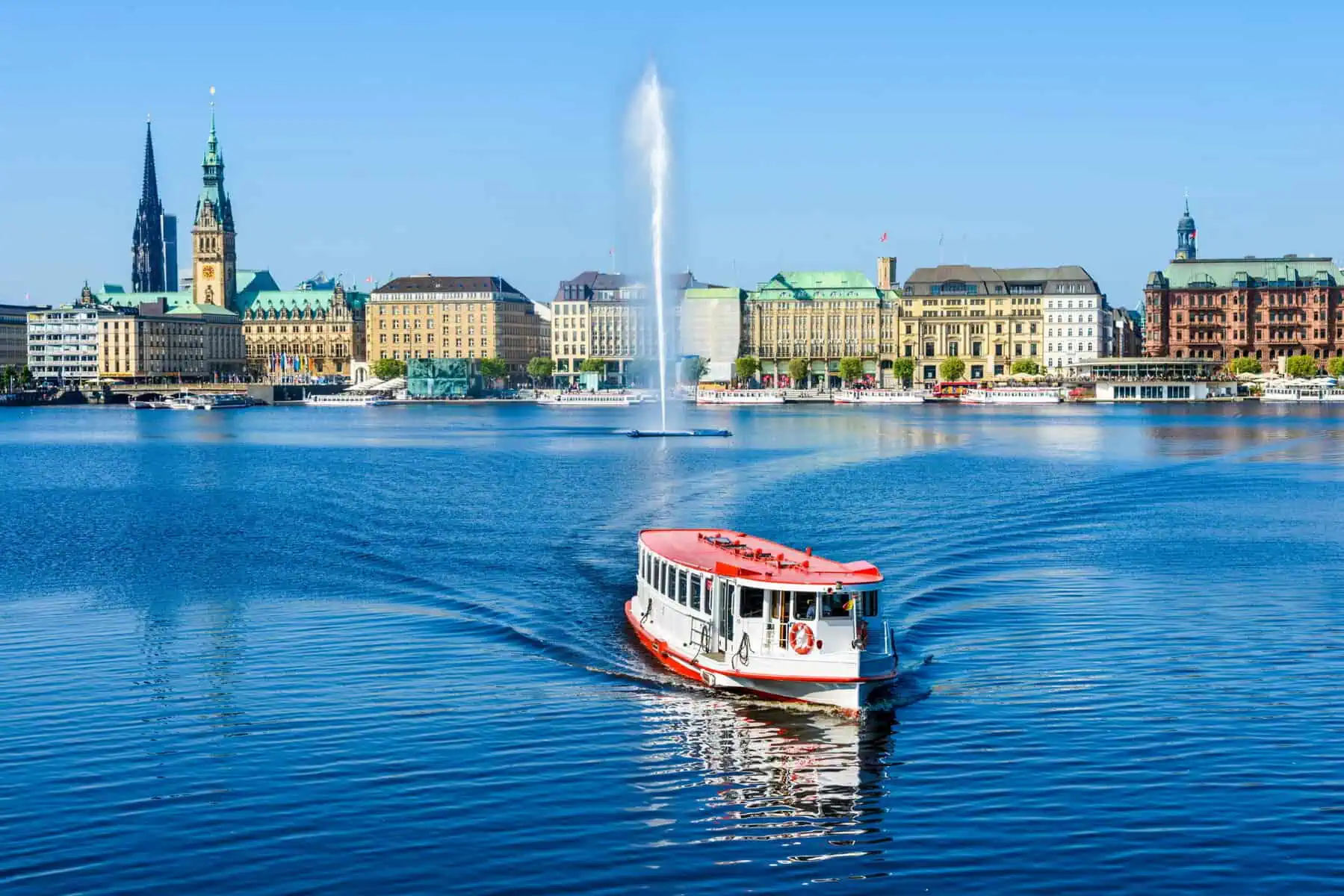 Alsterdampfer auf der Binnenalster