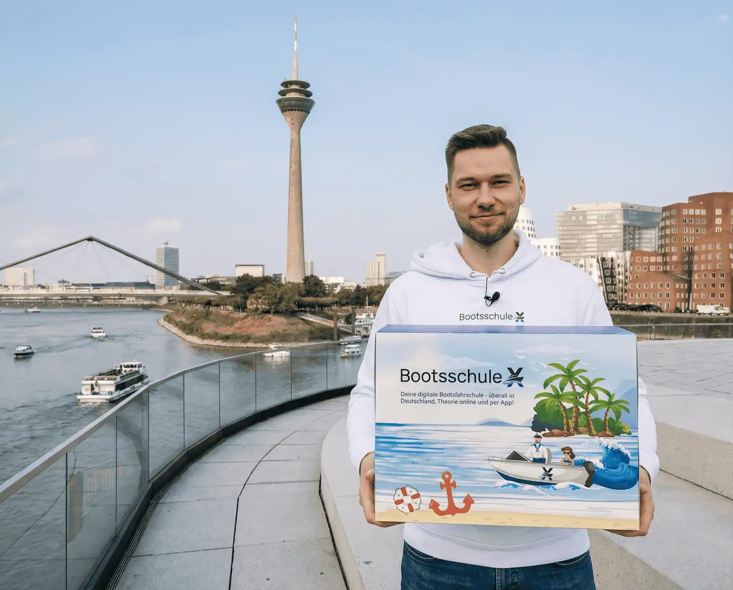Kevin Albers am Düsseldorfer Hafen als Symbolbild für Bootsführerschein Düsseldorf