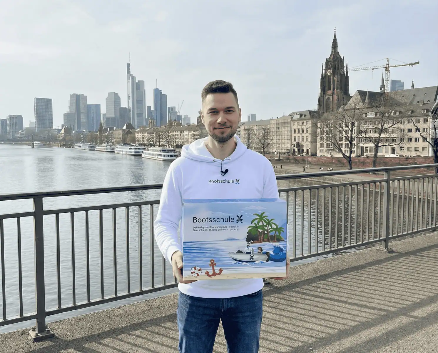 Kevin Albers vor dem Main in Frankfurt als Symbolbild für Bootsführerschein Frankfurt