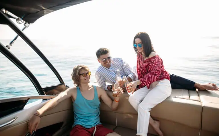 Promillegrenze auf dem Boot: Alkohol, Strafen & Bootsführerschein
