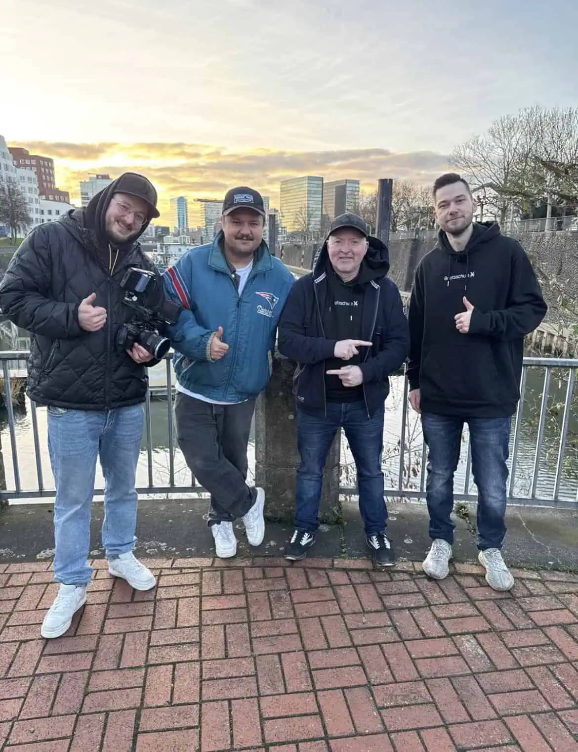Kamerateam, Joey Kelly und Kevin Albers nach dem Dreh am Düsseldorfer Medienhafen
