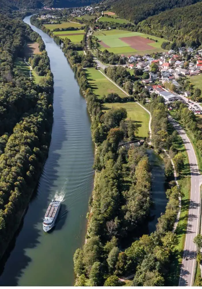 Luftbild des Rhein-Main-Donau-Kanal bei Essing im Naturpark Altmühltal mit Ausflugsschiff an einem sonnigen Tag im Sommer