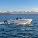 Motorboot auf dem Bodensee vor den Alpen im Herbst